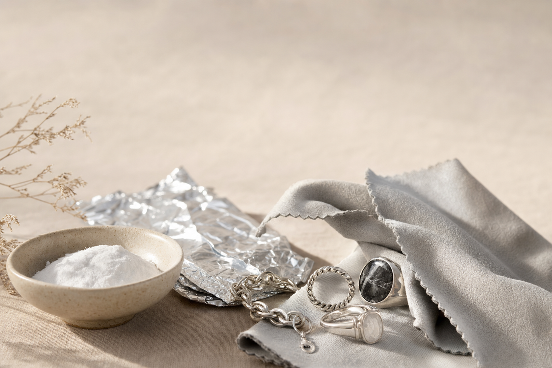 Czyszczenie srebrnej biżuterii miękką ściereczką obok sody oczyszczonej i folii aluminiowej