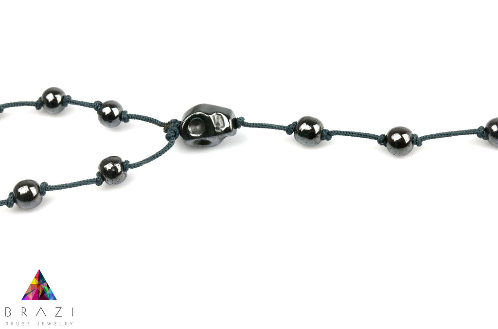 Naszyjnik męski z hematytu na sznurku, detal czaszki łączącej koraliki, biżuteria ręcznie wykonana Brazi