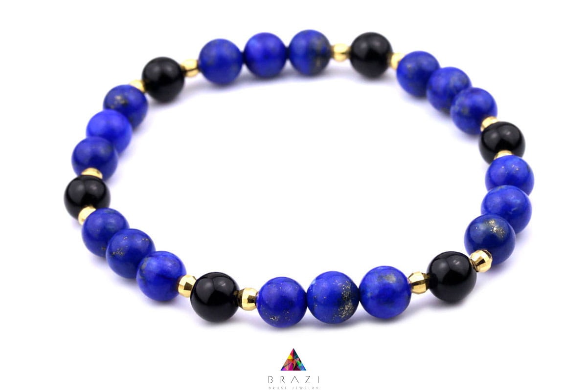 Bransoletka z naturalnego lapis lazuli i czarnego turmalinu na białym tle, biżuteria marki Brazi