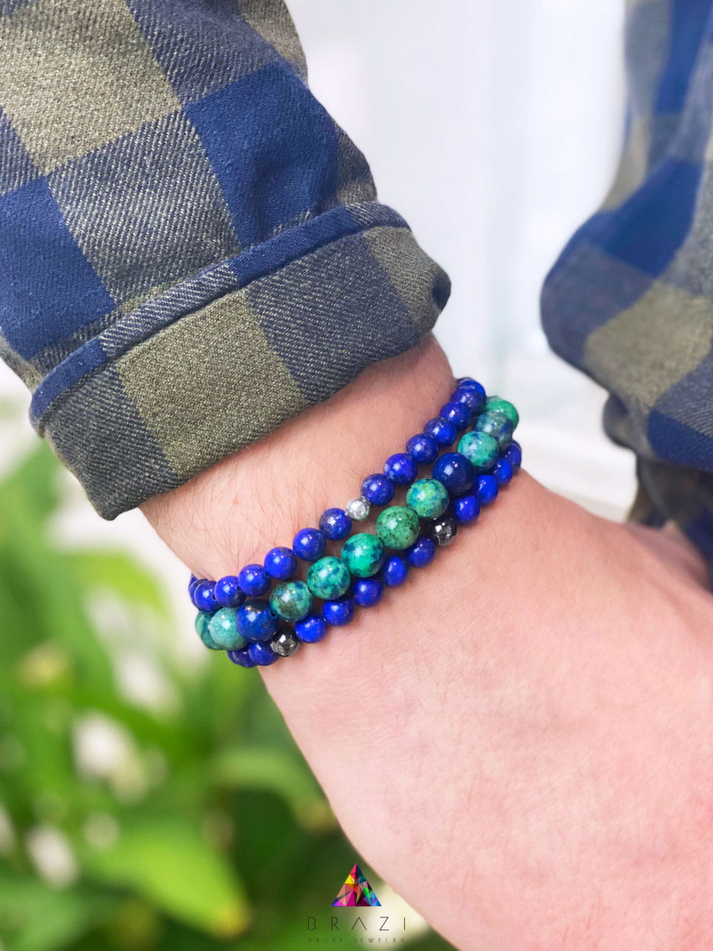 Męska bransoletka z lapis lazuli i hematytu na nadgarstku w codziennej stylizacji, marka Brazi