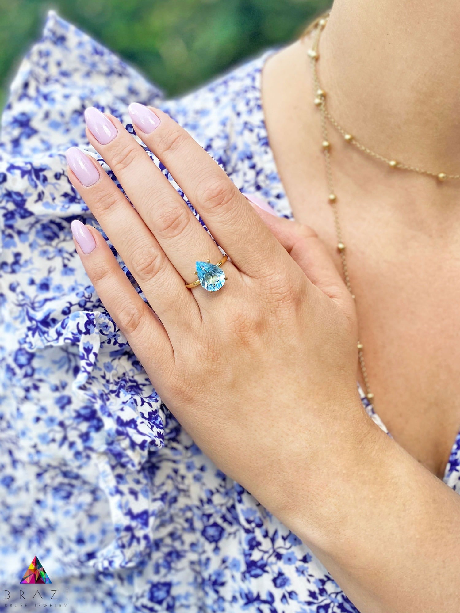 Pierścionek z naturalnym topazem Sky Blue w kształcie kropli w złotej oprawie, biżuteria Brazi