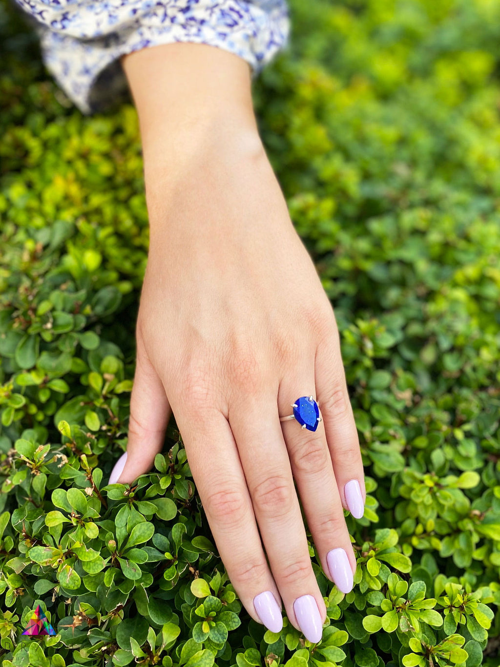 Pierścionek z naturalnym lapis lazuli w kształcie kropli na dłoni, biżuteria marki Brazi.