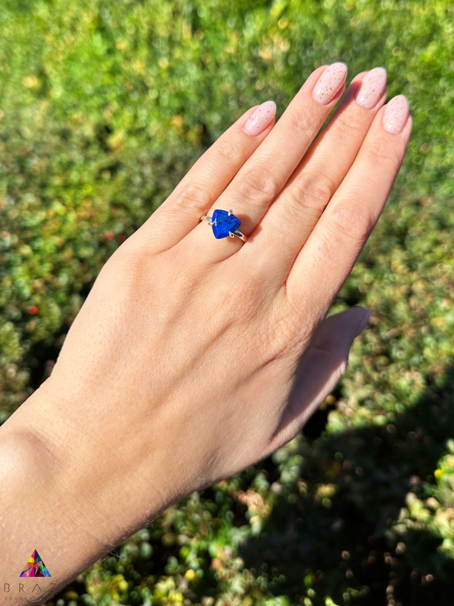 Pierścionek z naturalnym lapis lazuli o szlifie trylion w srebrnej oprawie, biżuteria Brazi.