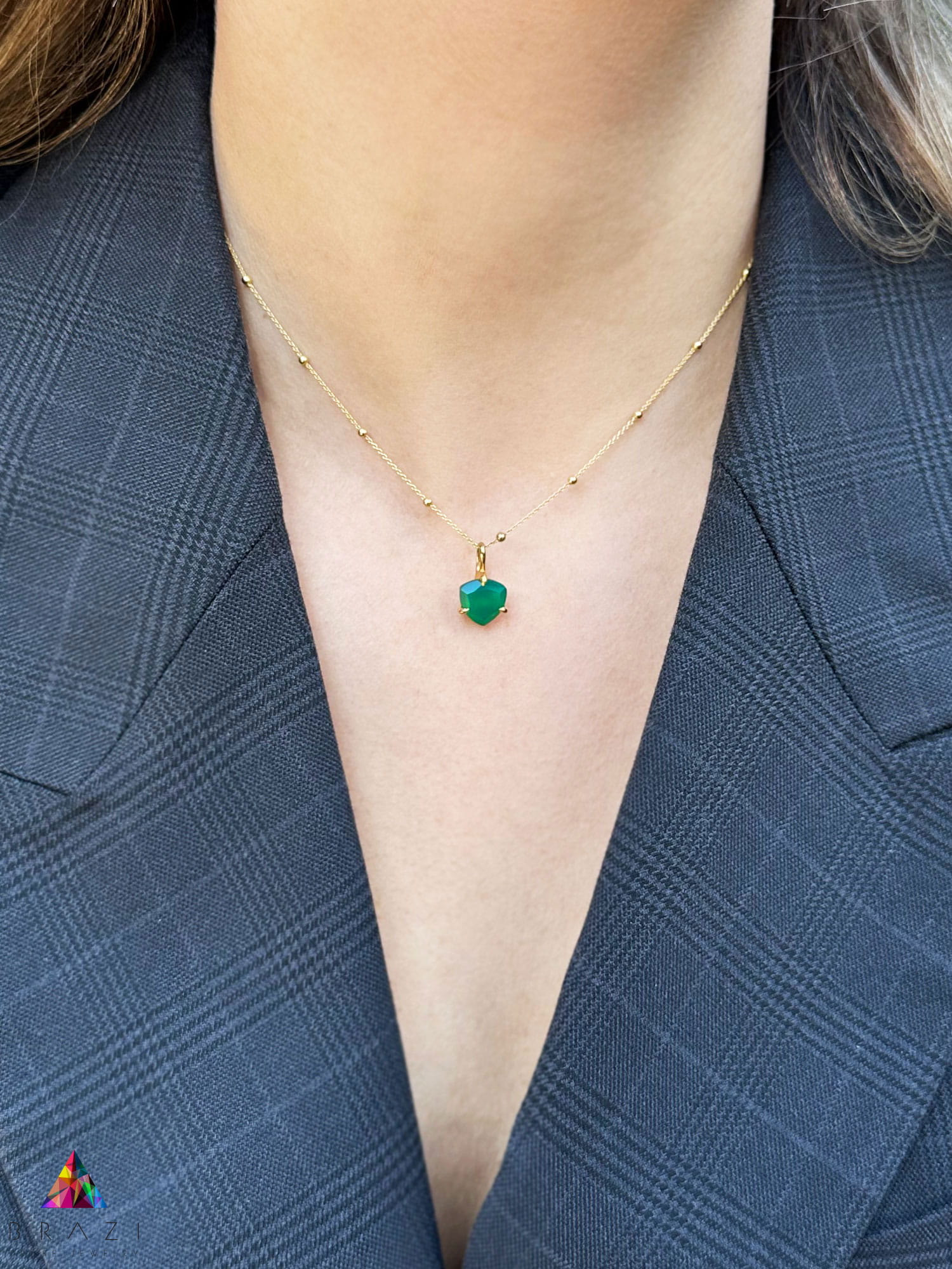 Naszyjnik z zielonym chalcedonem w oprawie z żółtego złota na szyi modelki, biżuteria marki Brazi