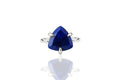 Pierścionek z fasetowanym lapis lazuli 4 ct w srebrnej oprawie, szlif trylion, biżuteria Brazi.