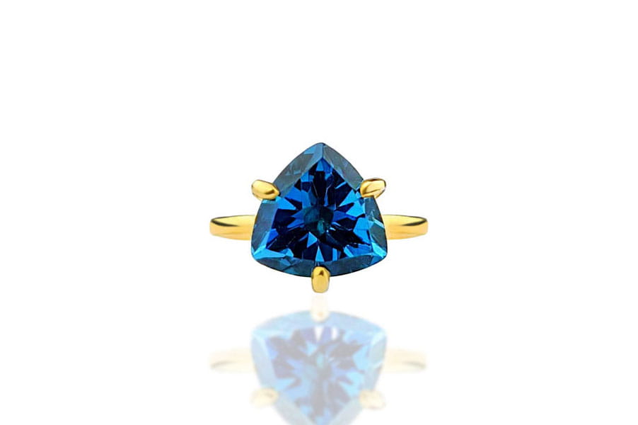 Pierścionek z topazem London Blue 4 ct w szlifie trylion i żółtym złocie, biżuteria Brazi.
