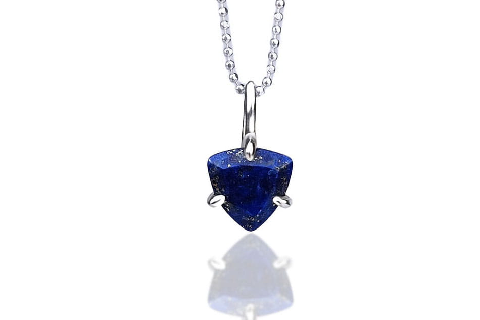 Naszyjnik z fasetowanym lapis lazuli o masie 4 ct w srebrnej oprawie, biżuteria Brazi.