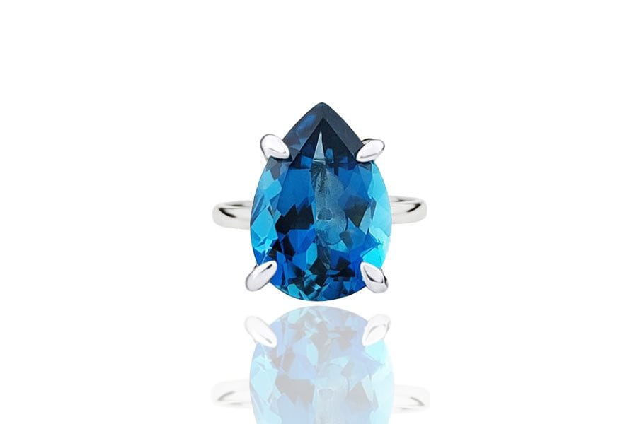 Srebrny pierścionek z naturalnym topazem London Blue w kształcie kropli, biżuteria Brazi.