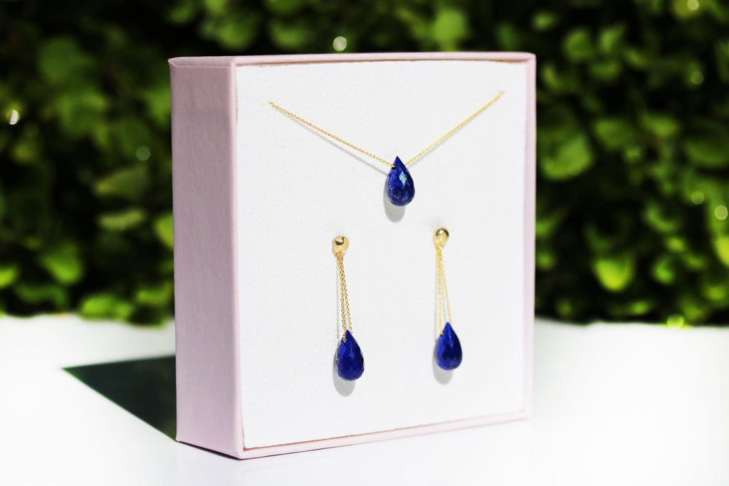 Komplet biżuterii z naturalnym lapis lazuli w złotej oprawie, naszyjnik i kolczyki krople Brazi.