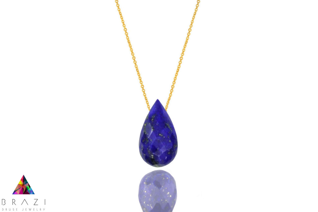 Naszyjnik z naturalnym lapis lazuli w kształcie fasetowanej kropli na złotym łańcuszku Brazi.