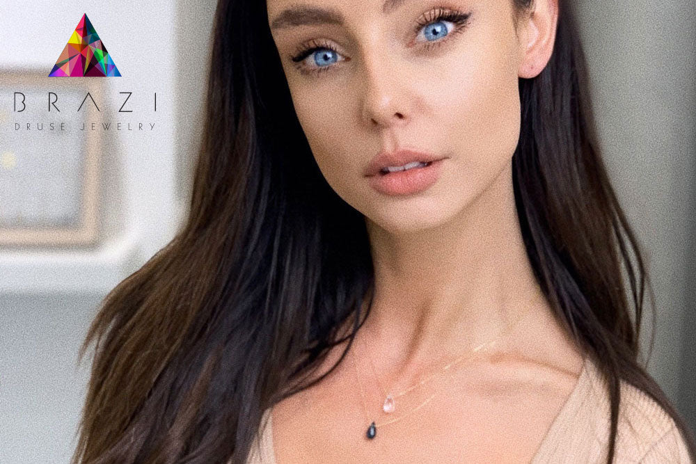 Elegancki naszyjnik ze złota z niebieskim topazem, stylizacja z biżuterią naturalną Brazi