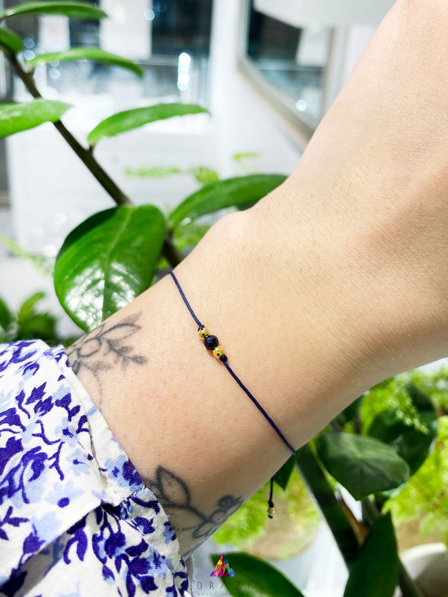 Bransoletka z koralikiem naturalnego szafiru na cienkim sznurku, biżuteria handmade Brazi