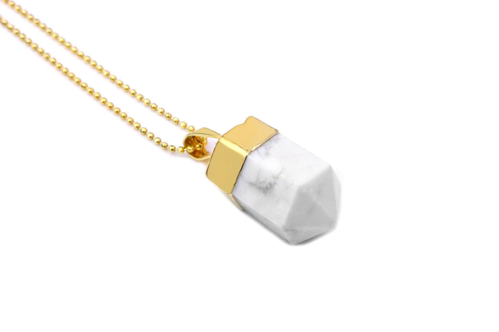 Naszyjnik z naturalnym białym howlitem w złoconej oprawie na kulkowym łańcuszku, biżuteria Brazi
