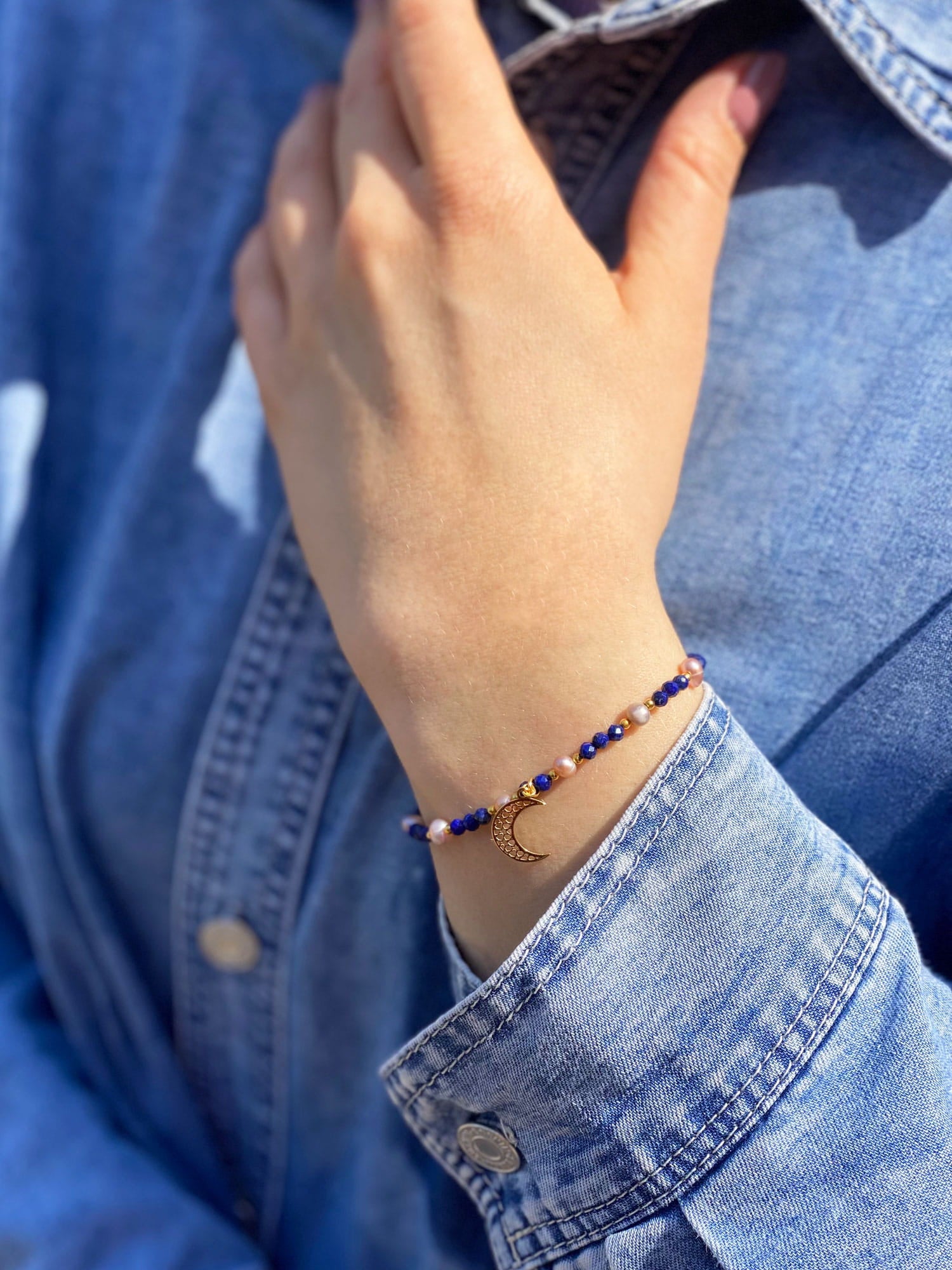Bransoletka z naturalnego lapis lazuli i pereł z zawieszką w kształcie księżyca, biżuteria Brazi.