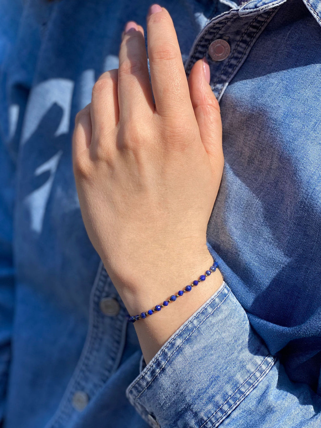 Bransoletka z naturalnego lapis lazuli i pirytu na nadgarstku, ręcznie wykonana biżuteria Brazi