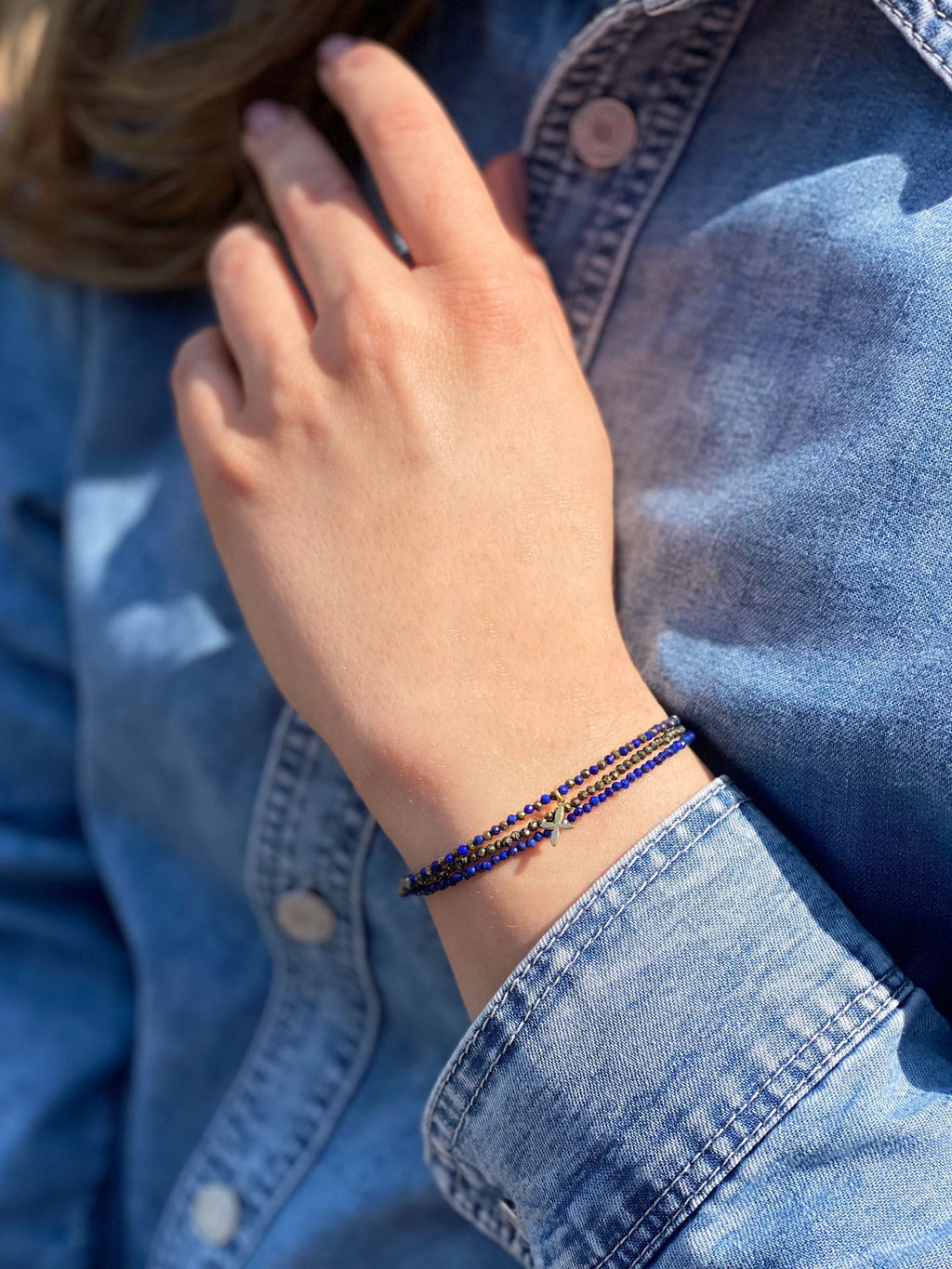 Potrójna bransoletka z naturalnego lapis lazuli i pirytu na nadgarstku, biżuteria Brazi