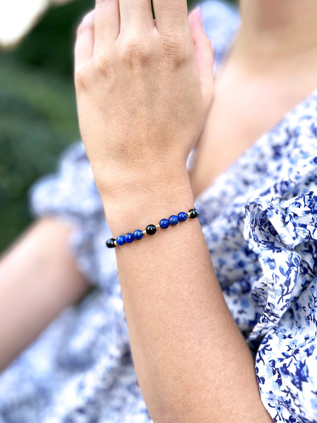 Bransoletka z lapis lazuli i turmalinu na nadgarstku modelki, biżuteria z kamieni naturalnych Brazi