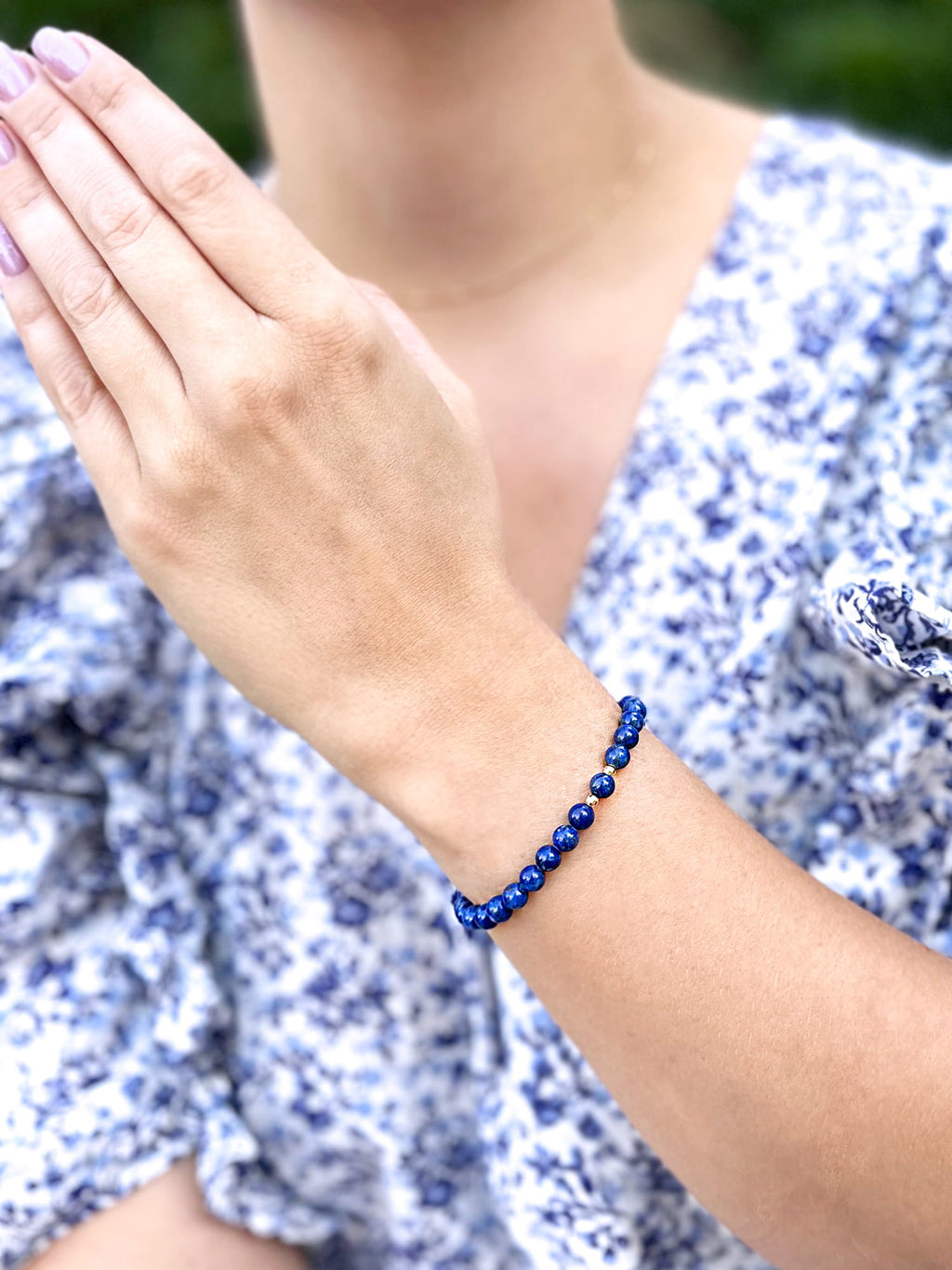 Bransoletka z ciemnoniebieskiego lapis lazuli na nadgarstku, biżuteria marki Brazi
