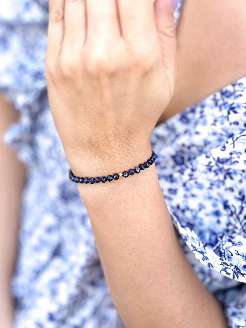 Bransoletka z kamieni Noc Kairu na nadgarstku, minimalistyczna biżuteria handmade marki Brazi