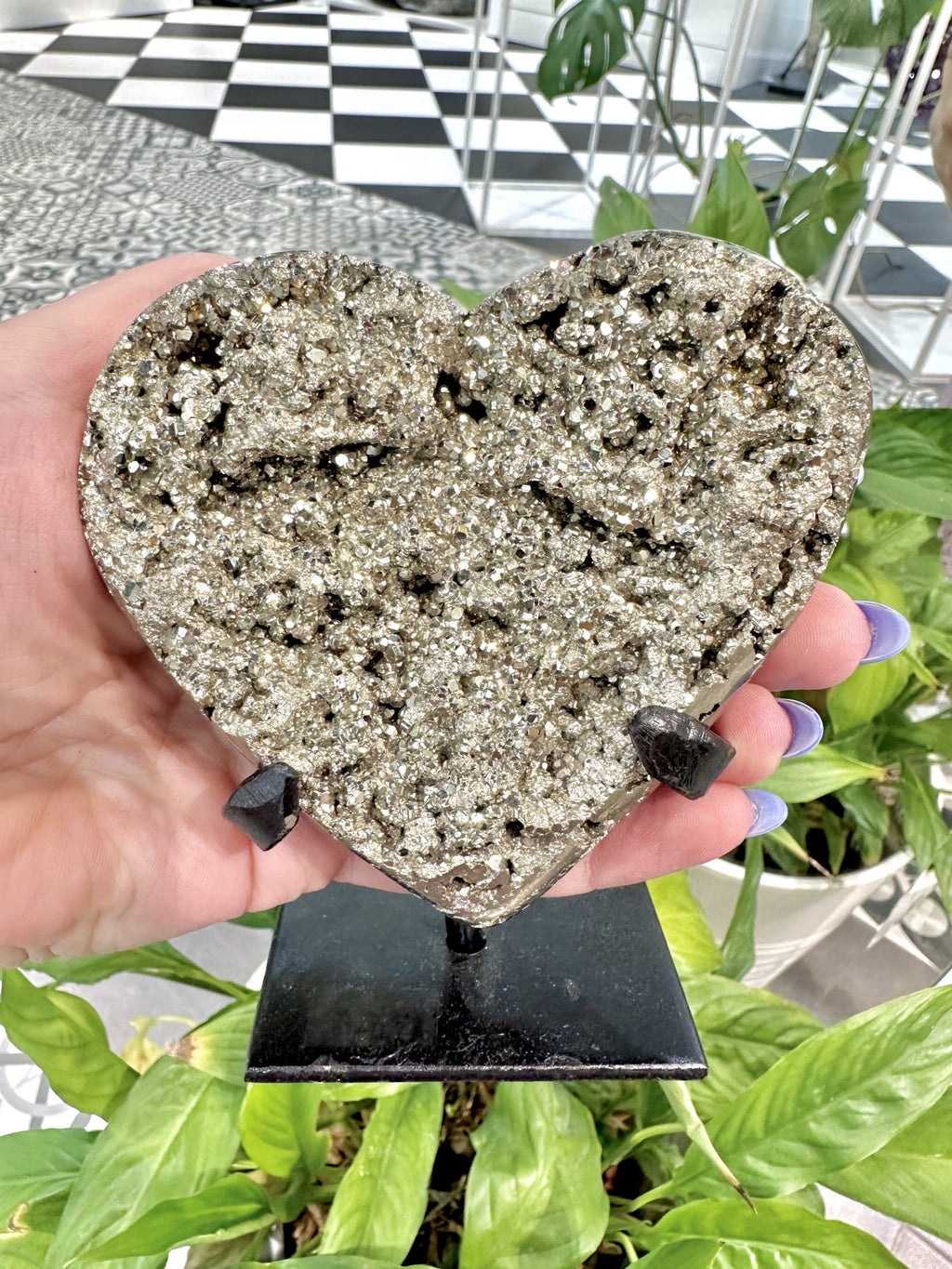 Dekoracyjny naturalny piryt z Peru w kształcie serca trzymany w dłoni, minerał Brazi.