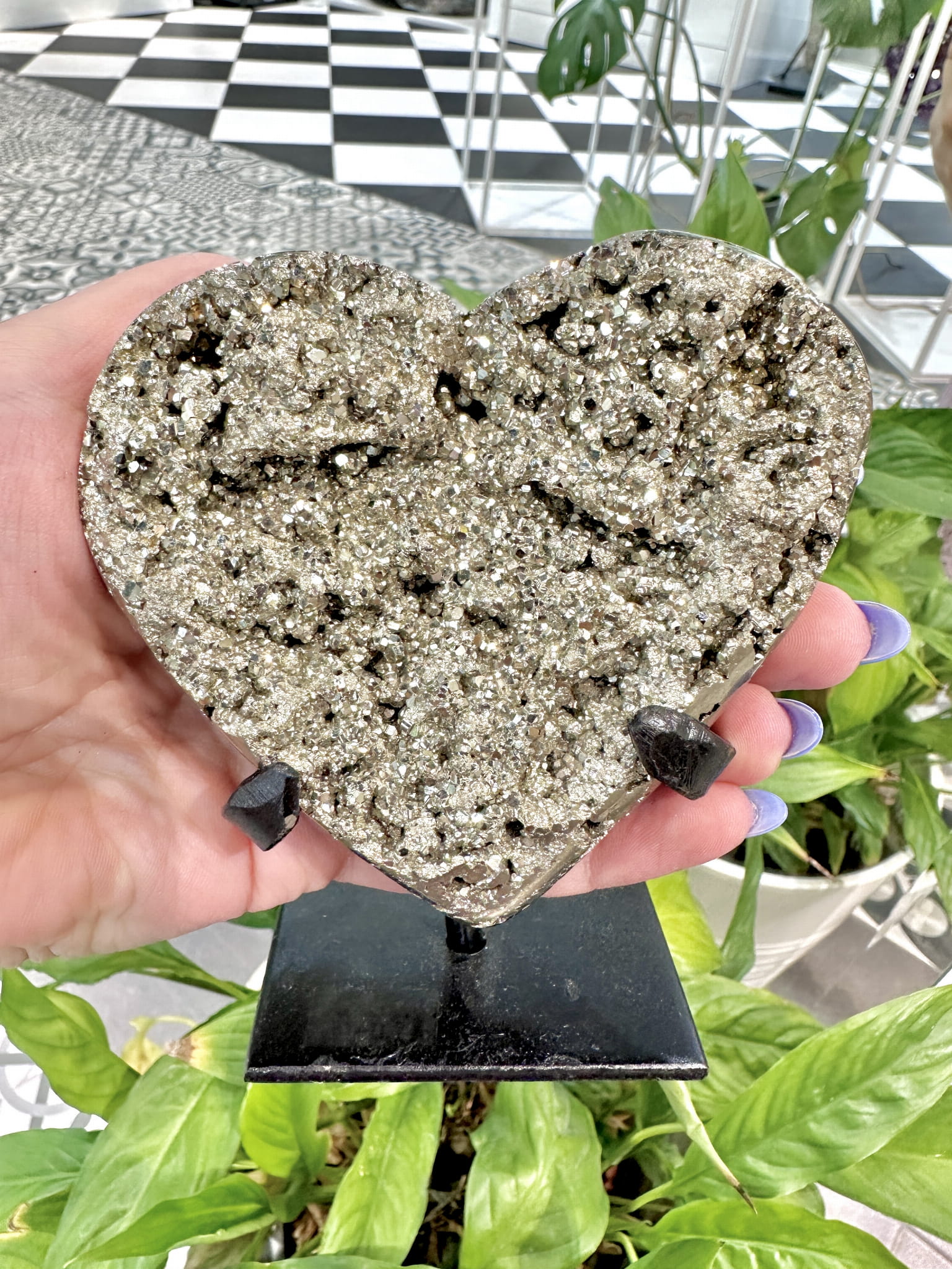 Dekoracyjny naturalny piryt z Peru w kształcie serca trzymany w dłoni, minerał Brazi.