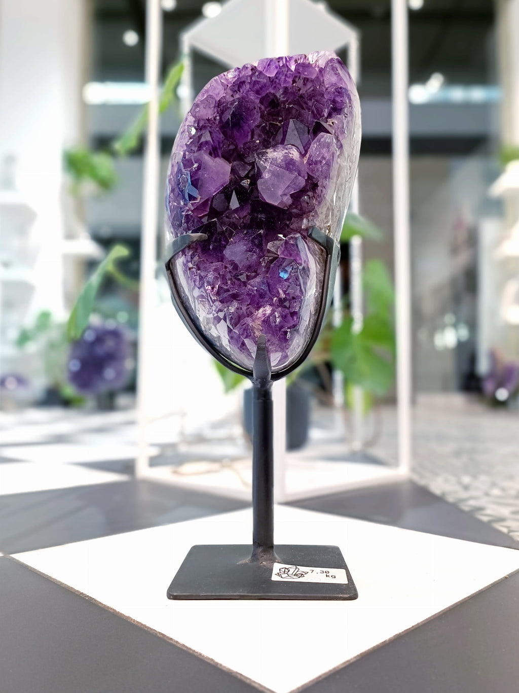 Dekoracyjna szczotka ametystu na czarnej metalowej podstawce, naturalny kamień od Brazi Druse Jewelry.