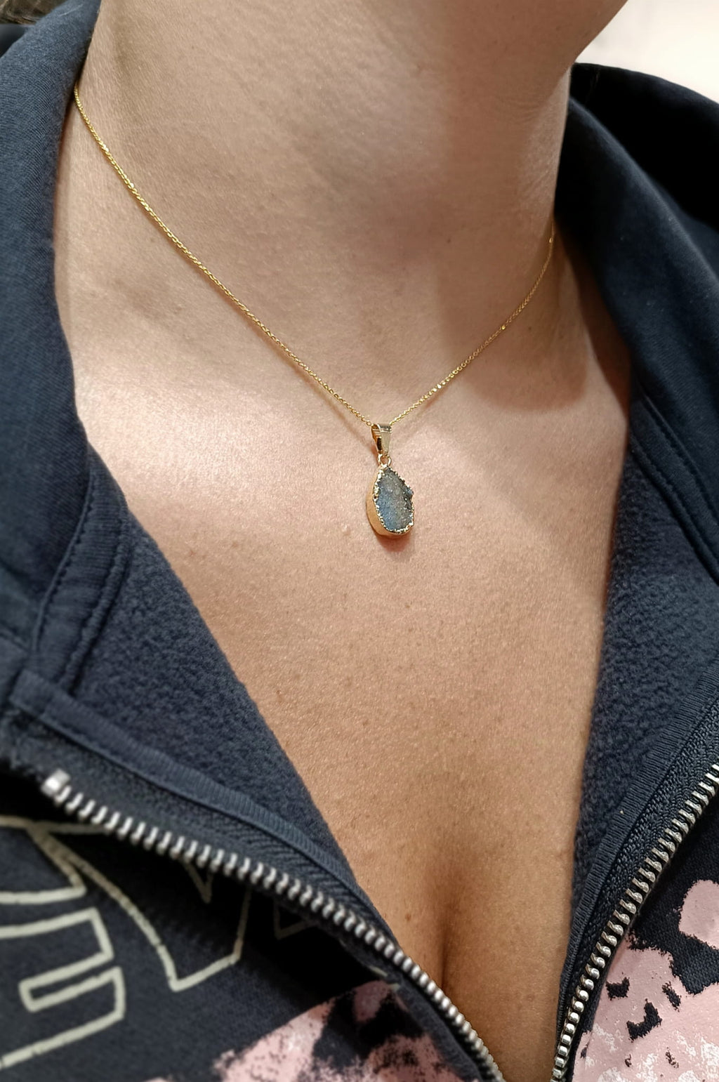 Naszyjnik z ciemną druzą agatu na szyi modelki, biżuteria naturalna Brazi