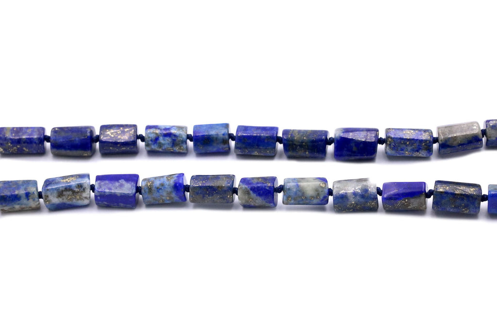 Zbliżenie na detale szlifu lapis lazuli i supełkowanie na granatowym sznurku, biżuteria Brazi
