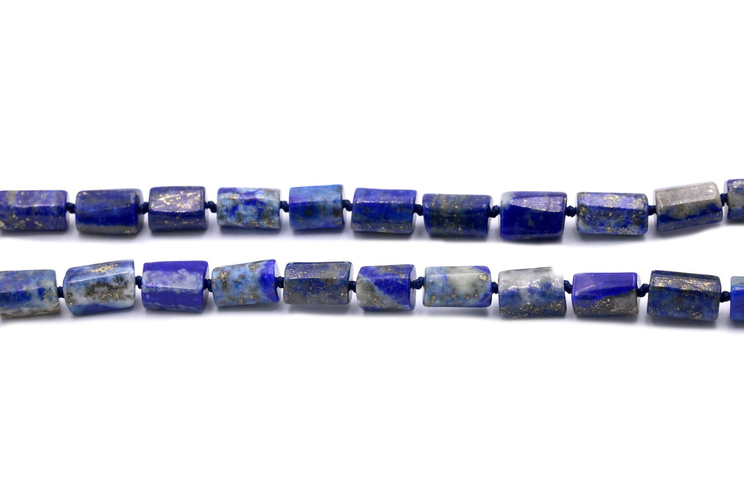 Zbliżenie na detale szlifu lapis lazuli i supełkowanie na granatowym sznurku, biżuteria Brazi