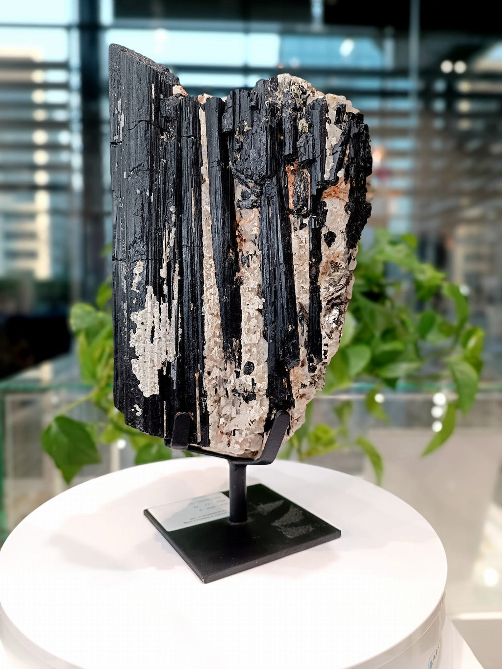 Dekoracyjny czarny turmalin na czarnej metalowej podstawce, naturalny okaz minerału Brazi Druse Jewelry.