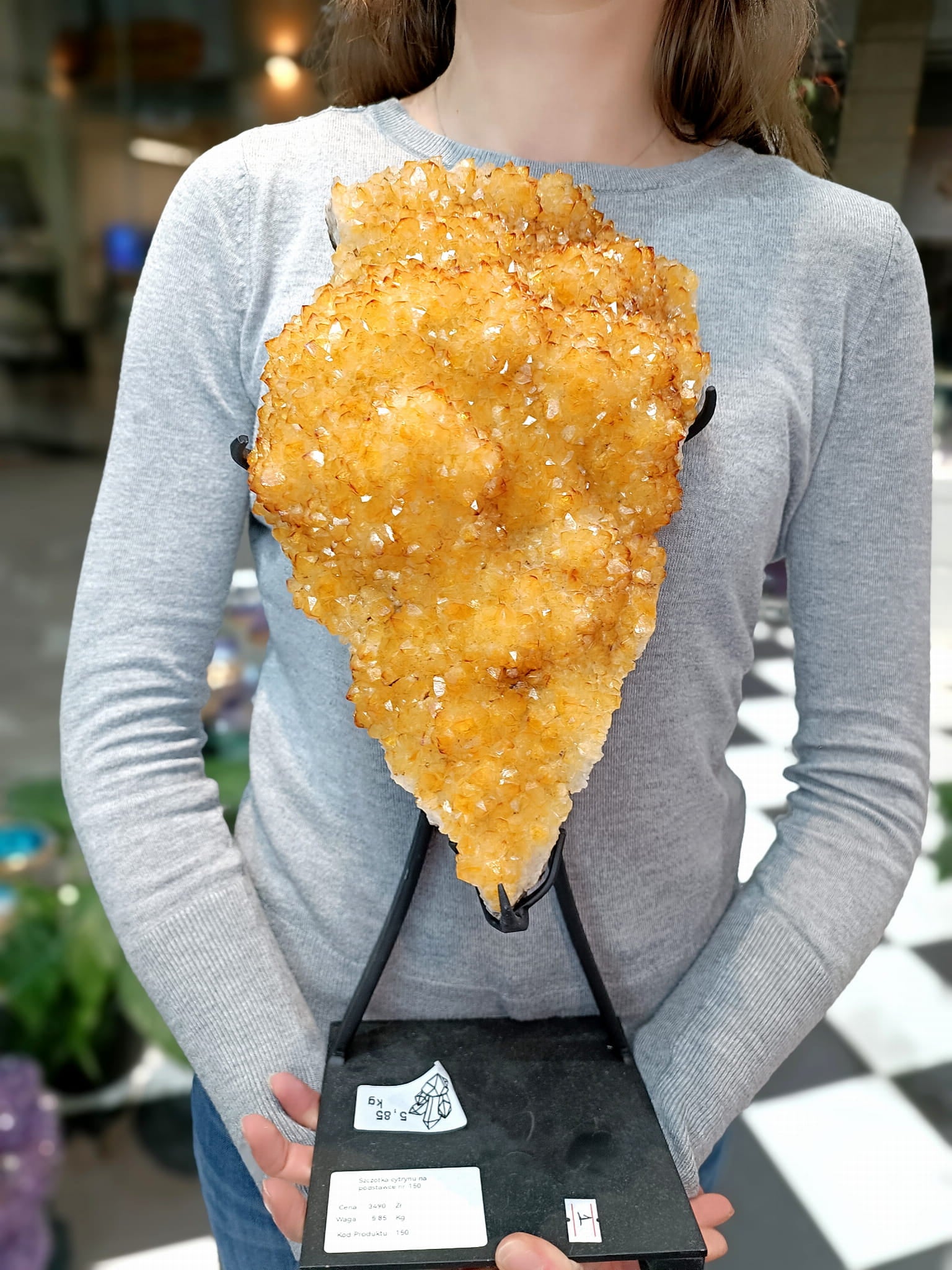 Duża szczotka cytrynu trzymana w dłoniach, naturalny minerał o wadze 5,85 kg na podstawce, marka Brazi