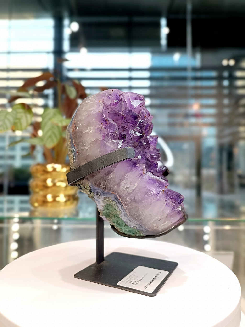 Profil szczotki ametystowej na podstawce, naturalny minerał z widocznymi warstwami, marka Brazi