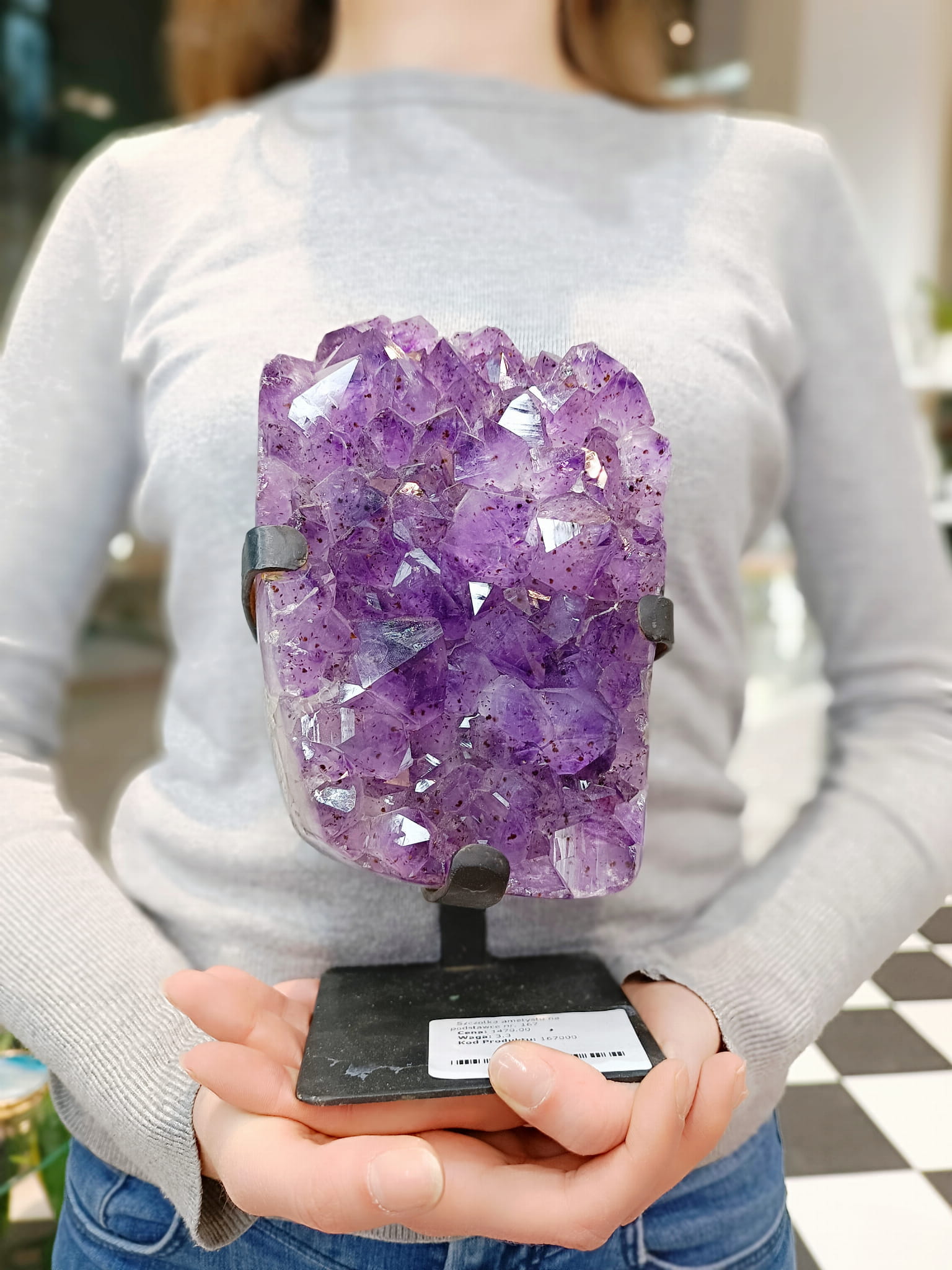 Szczotka naturalnego ametystu na metalowej podstawce, dekoracyjny minerał o fioletowej barwie, Brazi.