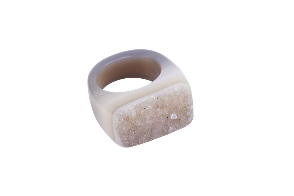Pierścionek z naturalnego agatu o surowej strukturze druzy w odcieniach szarości i bieli, biżuteria Brazi