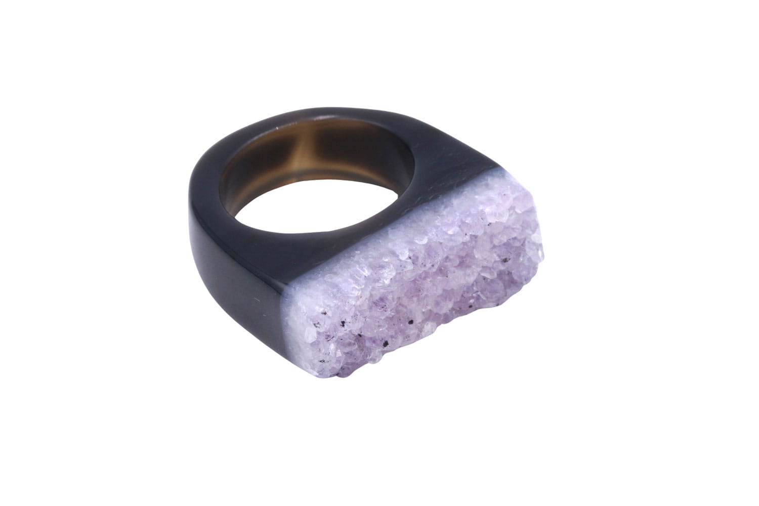 Pierścionek z naturalnym ametystem w formie druzy na czarnej, gładkiej obrączce, biżuteria Brazi.