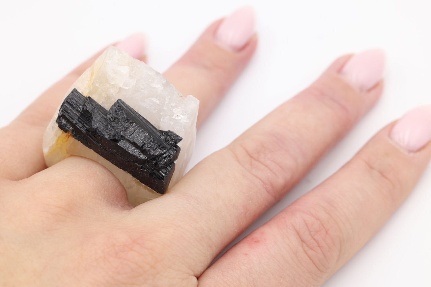 Srebrny pierścionek z turmalinem na kwarcu na dłoni, unikalna biżuteria z minerałów Brazi