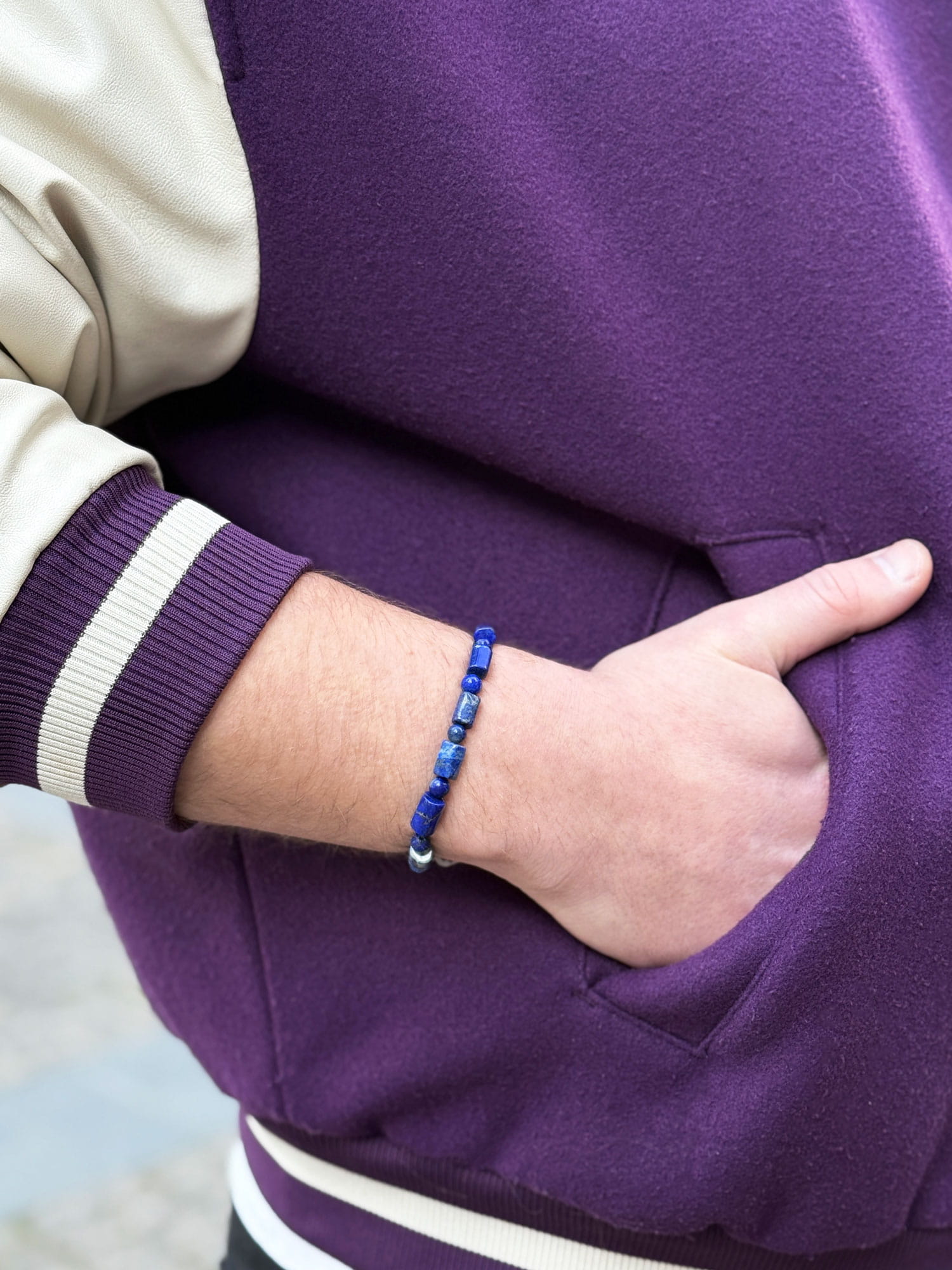 Męska bransoletka z naturalnego lapis lazuli prezentowana na nadgarstku, biżuteria Brazi