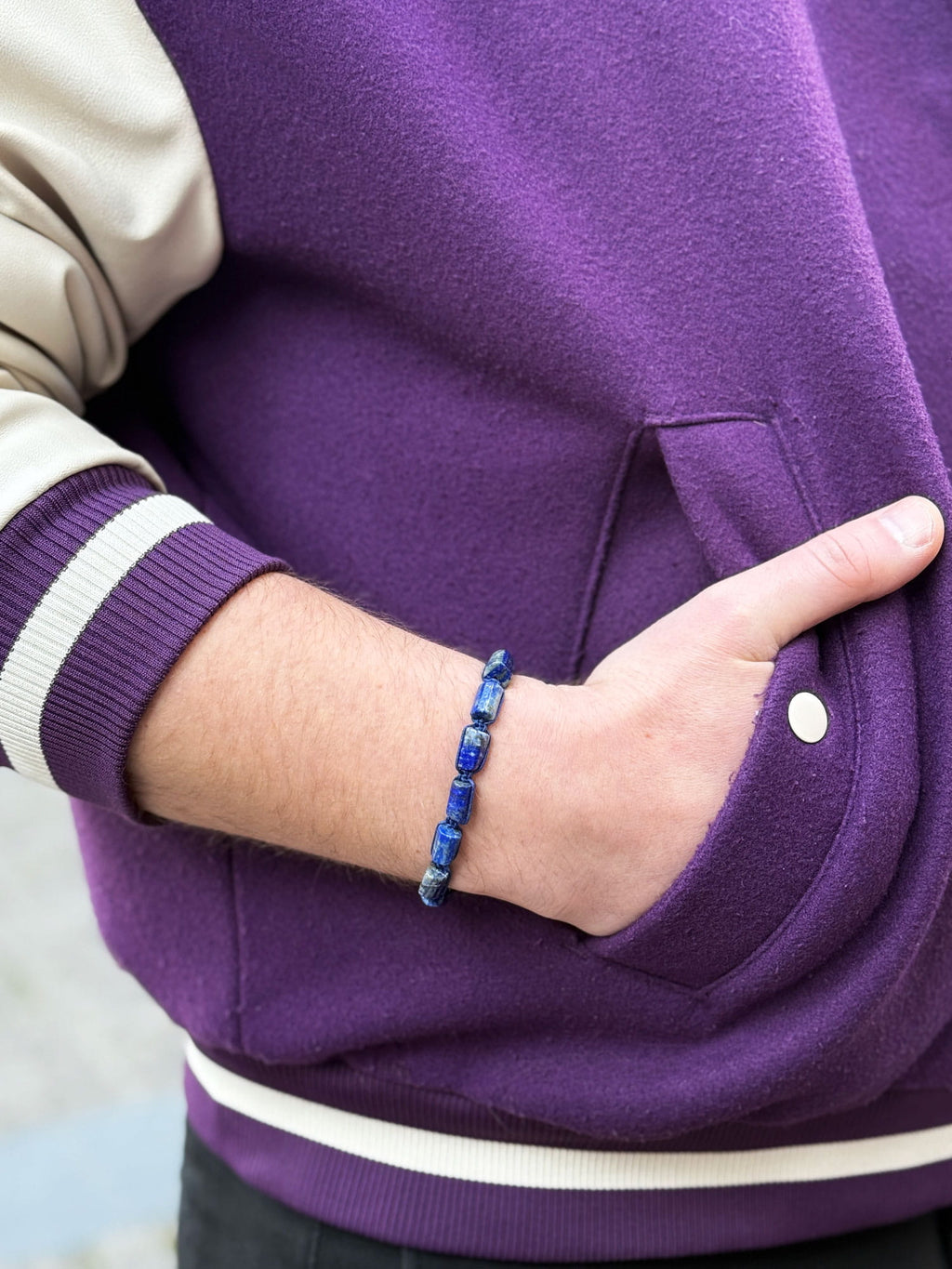 Bransoletka męska z niebieskim lapis lazuli w formie surowych bryłek, rękodzieło Brazi