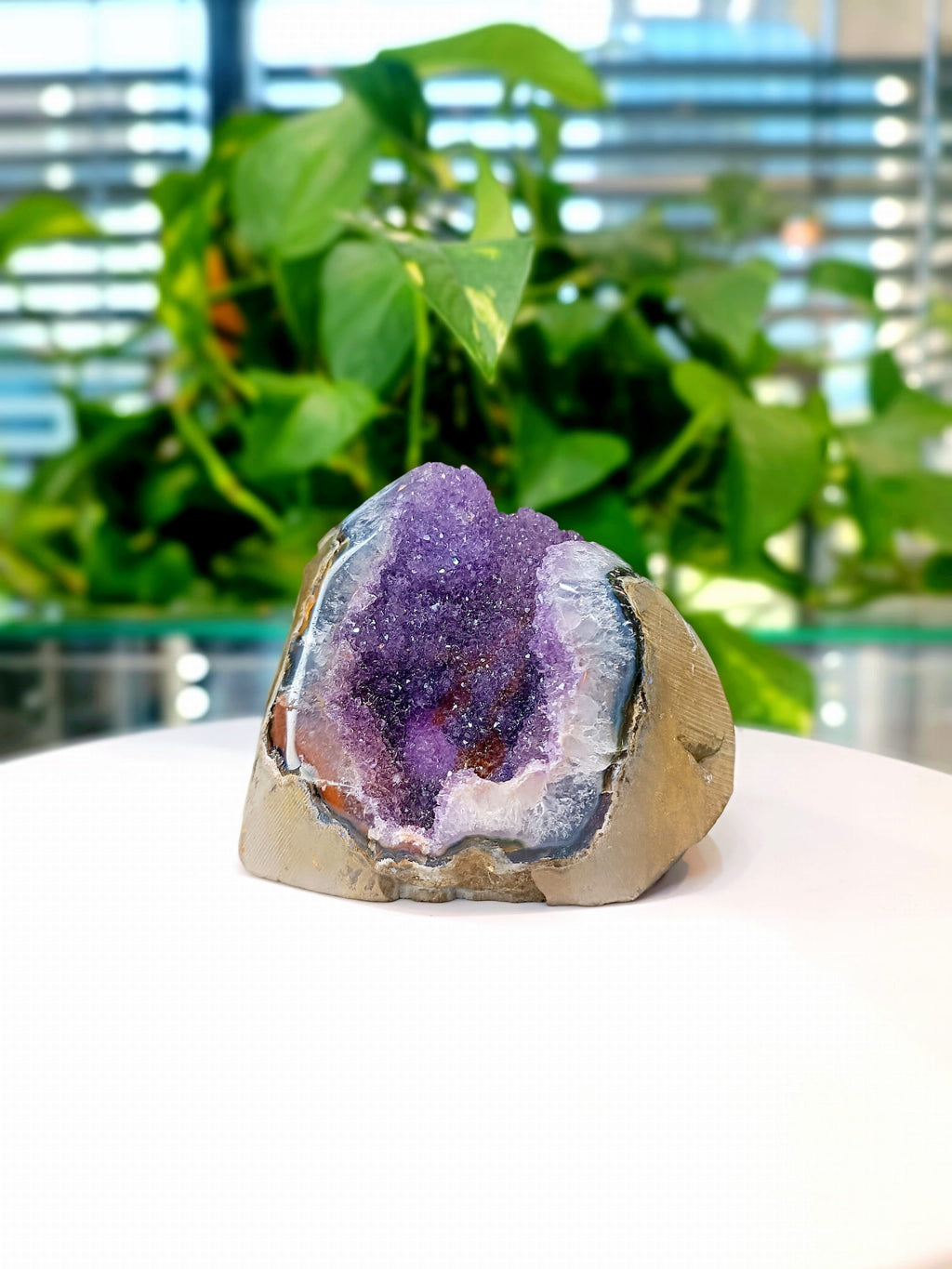 Dekoracyjna bryłka ametystu tęczowego z fioletowymi kryształami, naturalny minerał od Brazi.