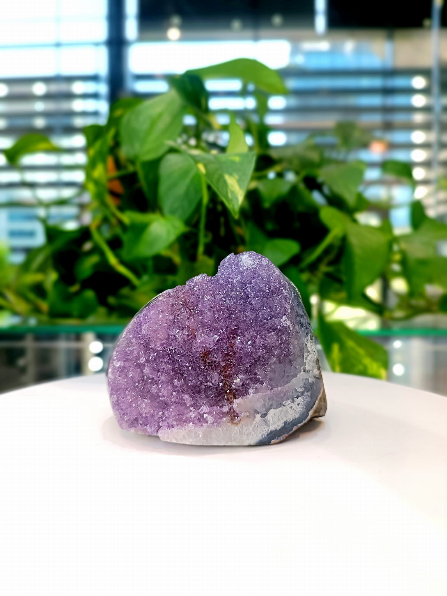 Zbliżenie na krystaliczną strukturę ametystu tęczowego, naturalny blask minerału Brazi.