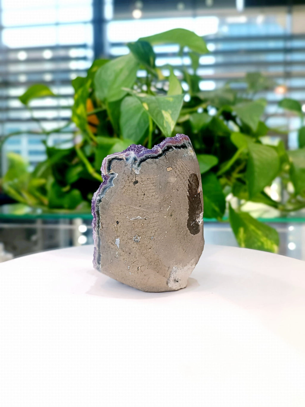 Surowa bryłka ametystu tęczowego od strony skały macierzystej, naturalny minerał Brazi.