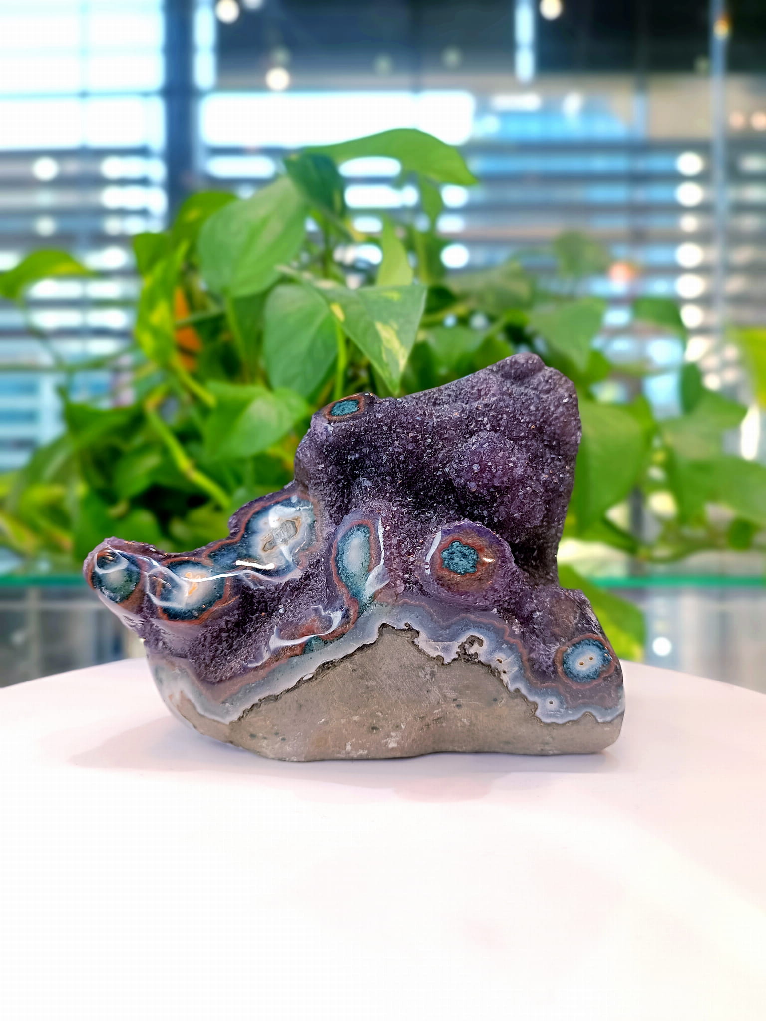 Szczotka z naturalnego ametystu z Urugwaju z agatowymi inkluzjami, dekoracja mineralna Brazi