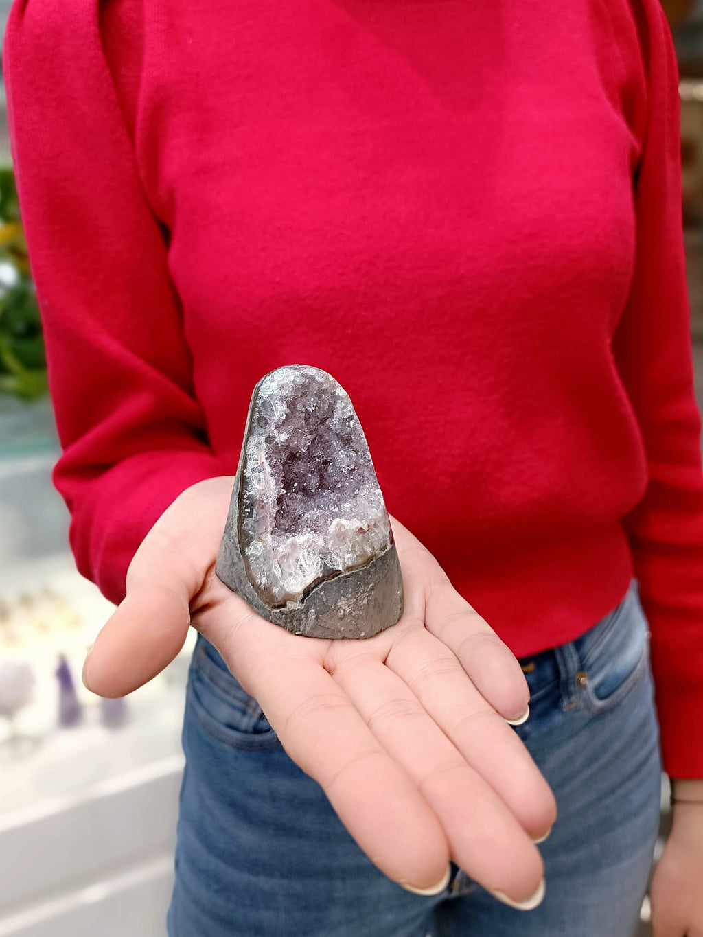 Bryłka naturalnego ametystu tęczowego nr 187 o krystalicznym wnętrzu, dekoracyjny minerał Brazi