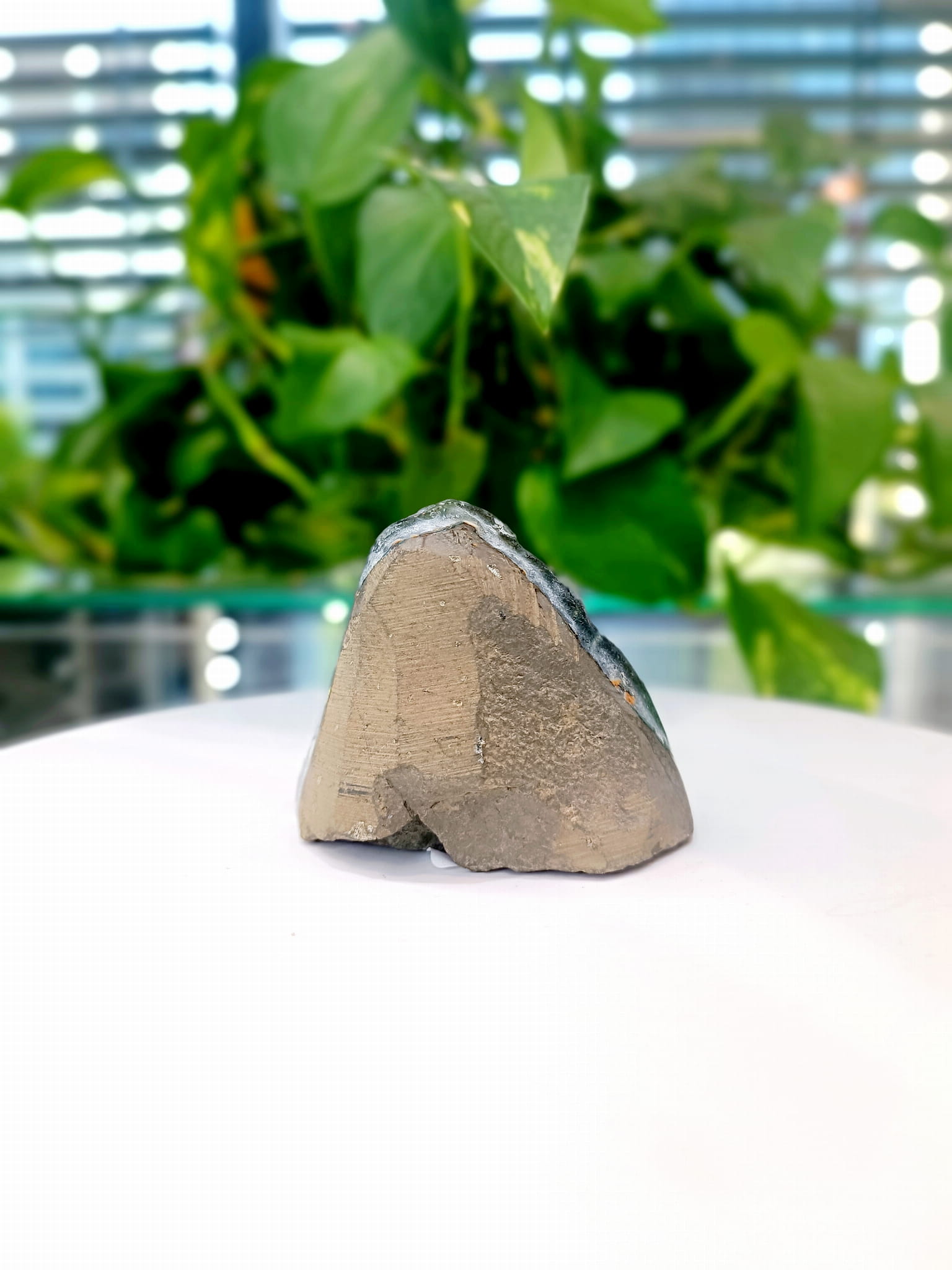 Tylna strona naturalnej bryłki ametystu tęczowego, matowa powierzchnia minerału Brazi