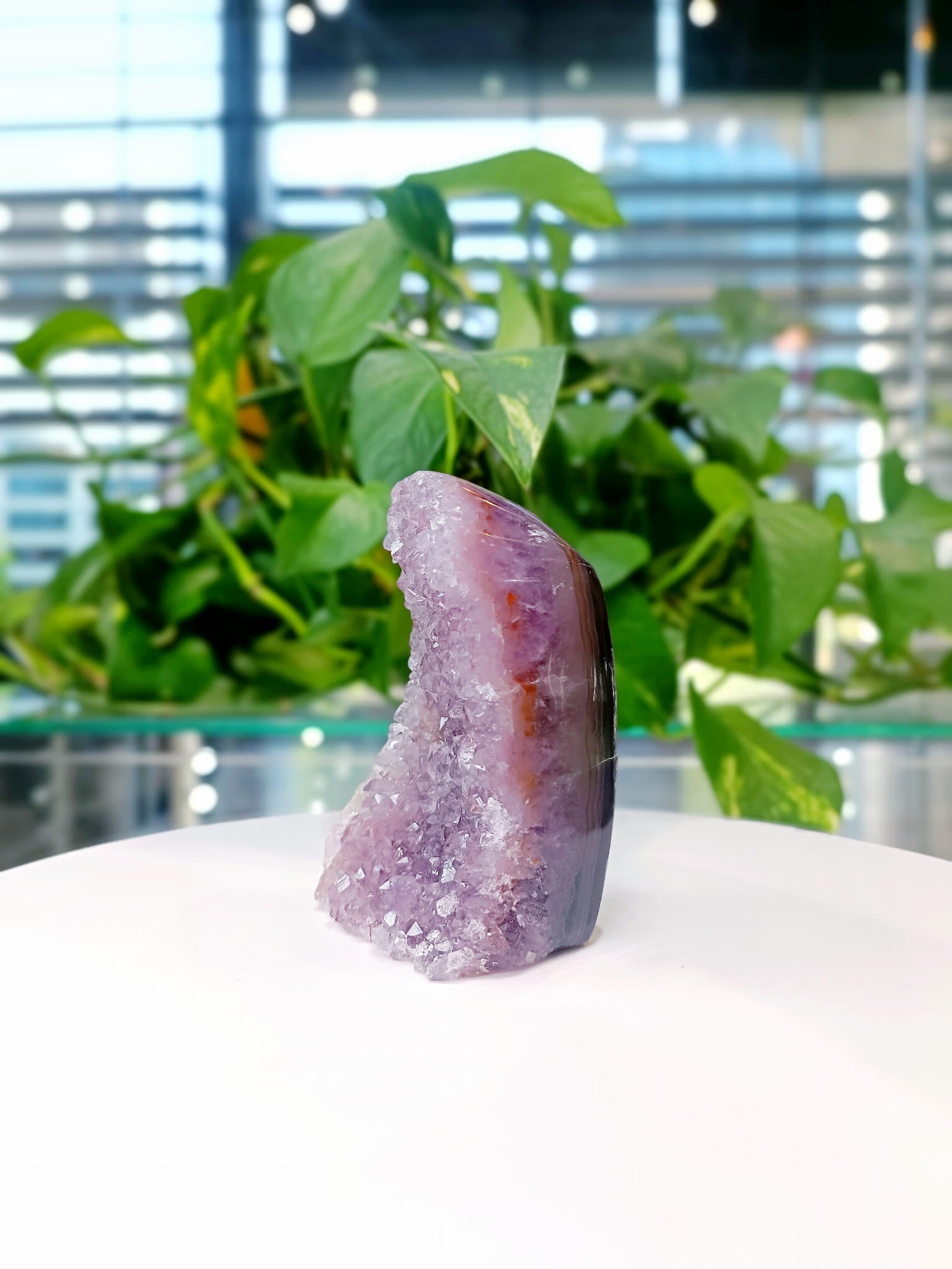 Bryłka ametystu z widocznymi pomarańczowymi inkluzjami, profil dekoracyjnego kamienia naturalnego, biżuteria Brazi.