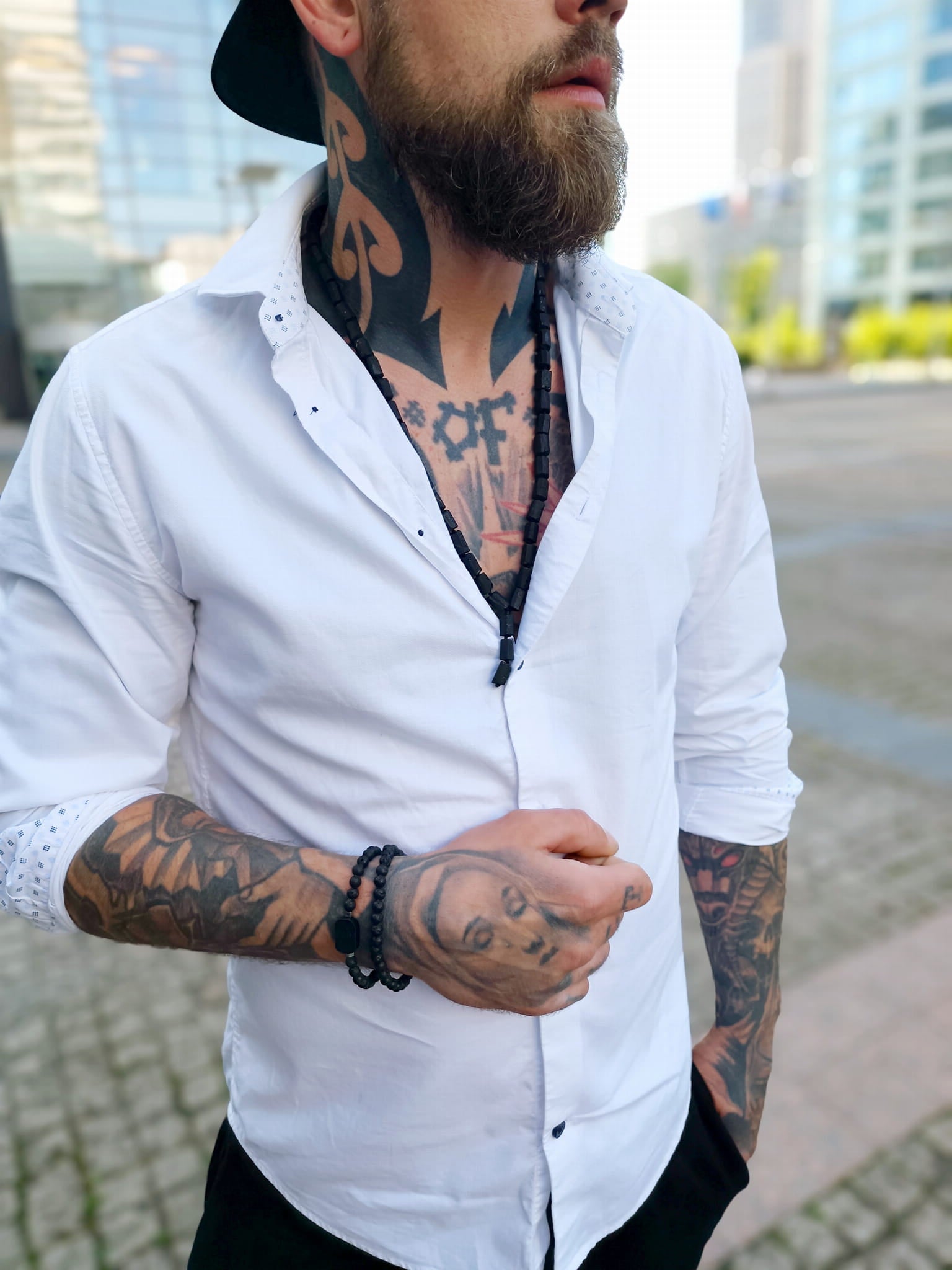 Męski naszyjnik z czarnym turmalinem prezentowany przez modela w stylizacji z białą koszulą, biżuteria Brazi