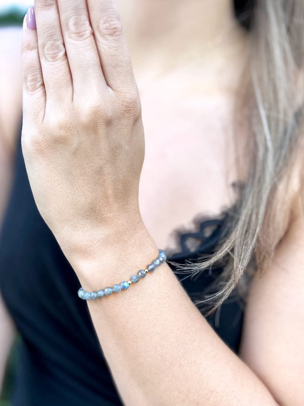 Bransoletka z naturalnego labradorytu prezentowana na nadgarstku, biżuteria marki Brazi