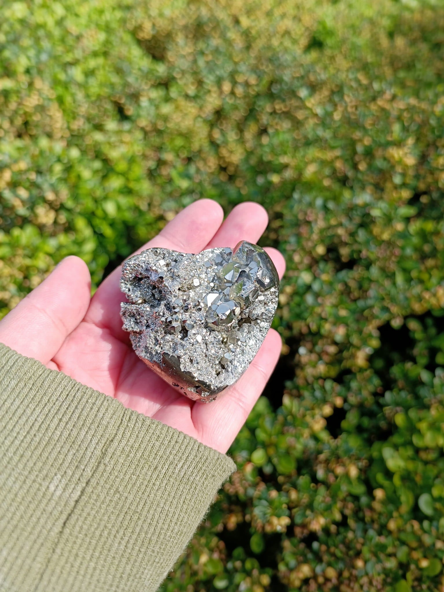 Serce z naturalnego pirytu z Peru o wyraźnej krystalicznej strukturze i złotym połysku, marka Brazi.