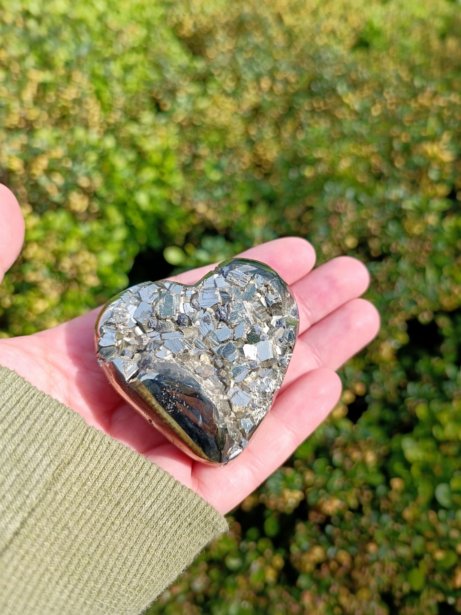Piryt z Peru w kształcie serca o krystalicznej strukturze, naturalny minerał Brazi.