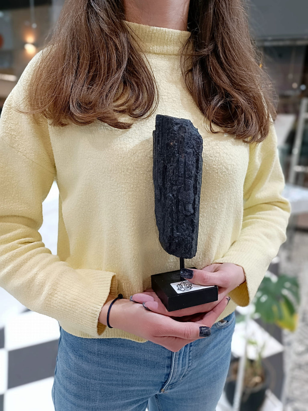 Turmalin surowy na czarnym stojaku, naturalny minerał o pionowej strukturze, dekoracja Brazi